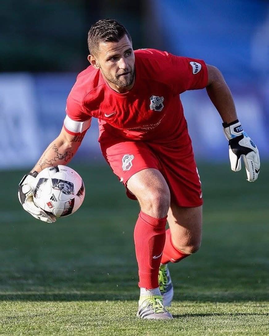 Captain's armband, distributing quickly